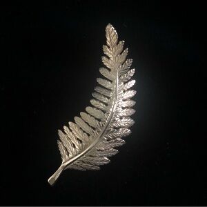 Giovanni Goldtone Leaf Brooch, Beautiful Vintage Piece!